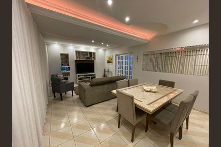 Sala de casa para alugar com 4 quartos, 250m² em Jardim Presidente Dutra, Guarulhos