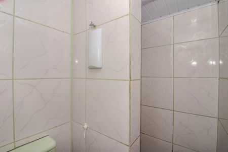 Banheiro de kitnet/studio para alugar com 1 quarto, 32m² em Humaitá, Porto Alegre