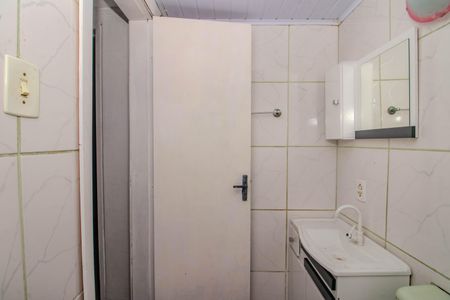 Banheiro de kitnet/studio para alugar com 1 quarto, 32m² em Humaitá, Porto Alegre