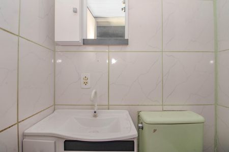 Banheiro de kitnet/studio para alugar com 1 quarto, 32m² em Humaitá, Porto Alegre