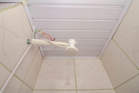 Banheiro de kitnet/studio para alugar com 1 quarto, 32m² em Humaitá, Porto Alegre