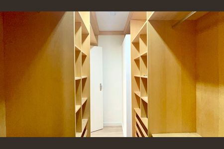 Apartamento para alugar com 86m², 2 quartos e 1 vaga Apartamento para alugar com 86m², 2 quartos e 1 vagaCloset da suíte