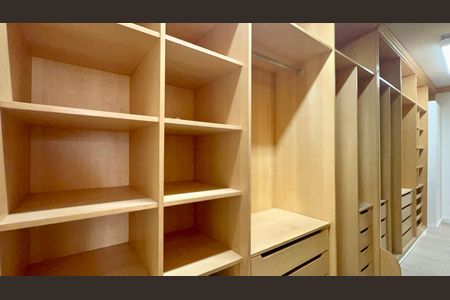 Apartamento para alugar com 86m², 2 quartos e 1 vaga Apartamento para alugar com 86m², 2 quartos e 1 vagaCloset da suíte