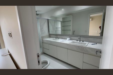 Apartamento para alugar com 260m², 4 quartos e 3 vagas Apartamento para alugar com 260m², 4 quartos e 3 vagasBanheiro da Suíte 4
