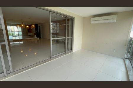 Apartamento para alugar com 260m², 4 quartos e 3 vagas Apartamento para alugar com 260m², 4 quartos e 3 vagasVaranda