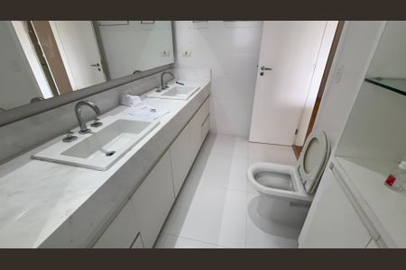 Apartamento para alugar com 260m², 4 quartos e 3 vagas Apartamento para alugar com 260m², 4 quartos e 3 vagasBanheiro da Suíte 4