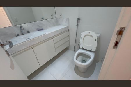 Apartamento para alugar com 260m², 4 quartos e 3 vagas Apartamento para alugar com 260m², 4 quartos e 3 vagasBanheiro da Suíte 1