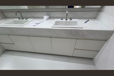 Apartamento para alugar com 260m², 4 quartos e 3 vagas Apartamento para alugar com 260m², 4 quartos e 3 vagasBanheiro da Suíte 4