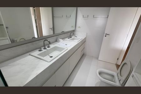 Apartamento para alugar com 260m², 4 quartos e 3 vagas Apartamento para alugar com 260m², 4 quartos e 3 vagasBanheiro da Suíte 4