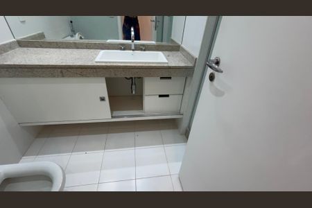 Apartamento para alugar com 260m², 4 quartos e 3 vagas Apartamento para alugar com 260m², 4 quartos e 3 vagasBanheiro da Suíte 2