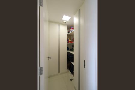 Apartamento à venda com 101m², 3 quartos e 3 vagas Apartamento à venda com 101m², 3 quartos e 3 vagasDespensa