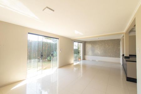 Casa para alugar com 300m², 3 quartos e 2 vagasSala