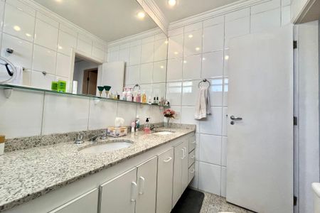 Apartamento à venda com 170m², 3 quartos e 4 vagasBanheiro da Suíte 1