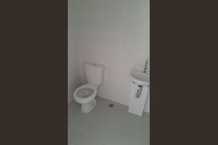 Banheiro de kitnet/studio para alugar com 1 quarto, 28m² em Chácara Seis de Outubro, São Paulo