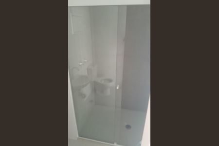 Banheiro  de kitnet/studio para alugar com 1 quarto, 28m² em Chácara Seis de Outubro, São Paulo