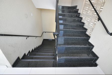 Apartamento para alugar com 47m², 2 quartos e sem vagaEscada