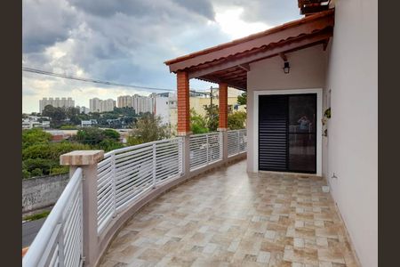 Casa à venda com 125m², 3 quartos e 3 vagas Casa à venda com 125m², 3 quartos e 3 vagasVaranda