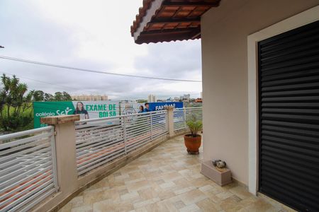Casa à venda com 125m², 3 quartos e 3 vagas Casa à venda com 125m², 3 quartos e 3 vagasVaranda