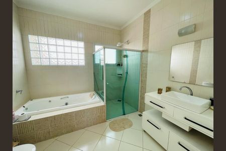 Casa à venda com 400m², 4 quartos e 6 vagasBanheiro