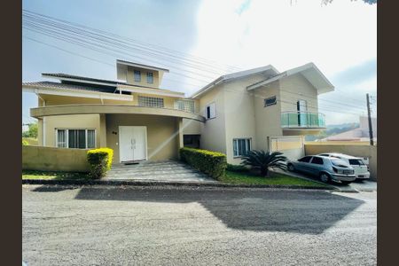 Casa à venda com 400m², 4 quartos e 6 vagasFachada