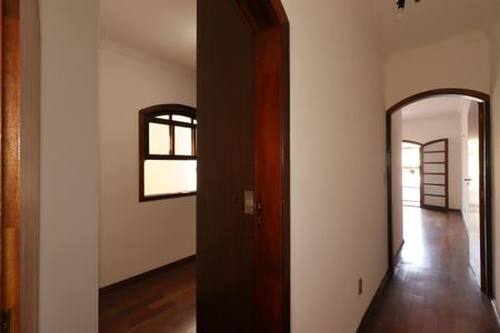 Casa para alugar com 185m², 3 quartos e 2 vagasCorredor do segundo piso