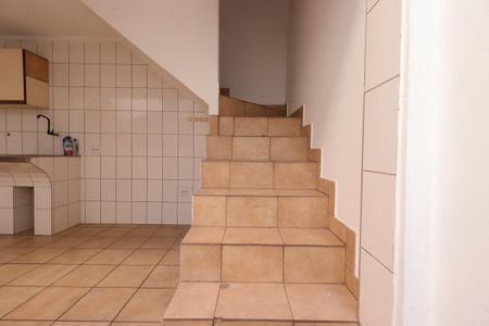 Casa para alugar com 185m², 3 quartos e 2 vagasEscada para o depósito