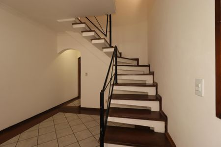 Casa para alugar com 185m², 3 quartos e 2 vagasEscada do segundo piso