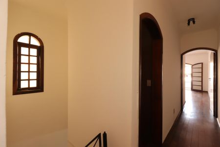 Casa para alugar com 185m², 3 quartos e 2 vagasCorredor do segundo piso