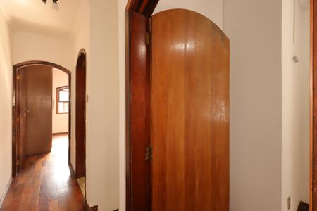 Casa para alugar com 185m², 3 quartos e 2 vagasCorredor do segundo piso