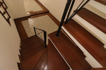 Casa para alugar com 185m², 3 quartos e 2 vagasEscada do segundo piso