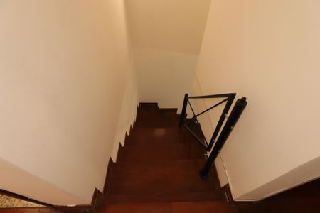 Casa para alugar com 185m², 3 quartos e 2 vagasEscada do segundo piso