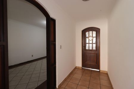 Casa para alugar com 185m², 3 quartos e 2 vagasCorredor externo