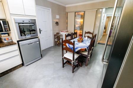 Casa à venda com 202m², 3 quartos e 3 vagasCozinha - Armários
