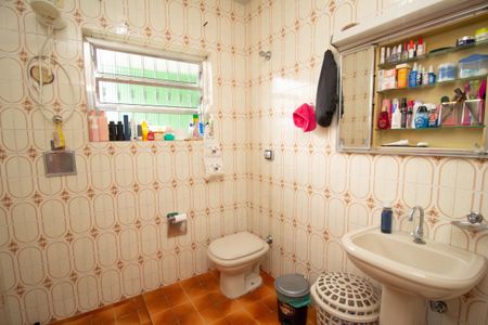 Banheiro de casa à venda com 3 quartos, 150m² em Jardim Marisa, São Paulo