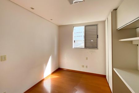 Apartamento à venda com 119m², 4 quartos e 2 vagasQuarto 2