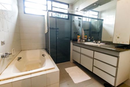 Casa para alugar com 300m², 4 quartos e 4 vagas Casa para alugar com 300m², 4 quartos e 4 vagasBanheiro da Suíte 4