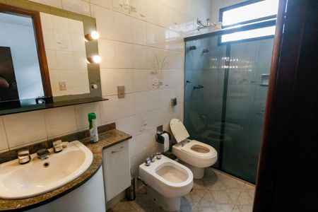 Casa para alugar com 300m², 4 quartos e 4 vagas Casa para alugar com 300m², 4 quartos e 4 vagasBanheiro da Suíte 1