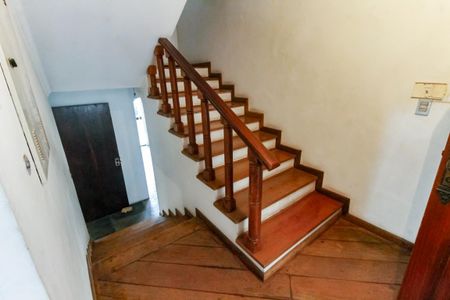 Casa para alugar com 300m², 4 quartos e 4 vagas Casa para alugar com 300m², 4 quartos e 4 vagasEscaa acesso quartos