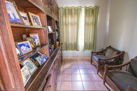 Casa à venda com 435m², 4 quartos e 4 vagassala de TV