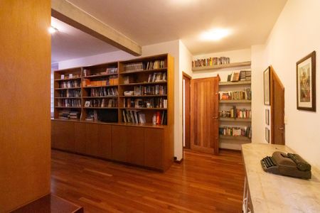 Casa à venda com 420m², 4 quartos e 5 vagasBiblioteca