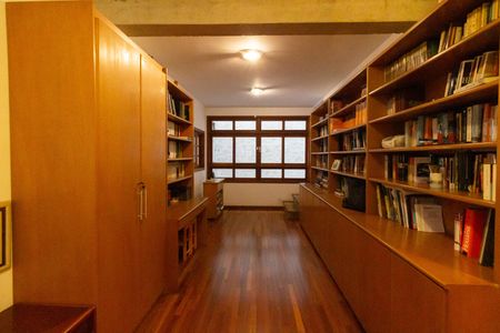 Casa à venda com 420m², 4 quartos e 5 vagasBiblioteca