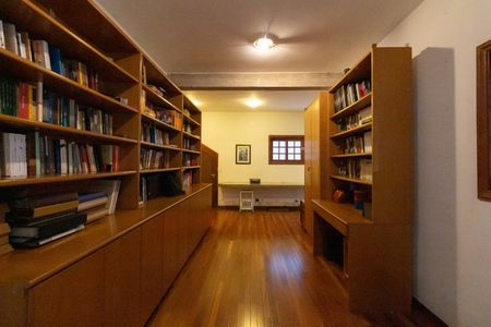 Casa à venda com 420m², 4 quartos e 5 vagasBiblioteca