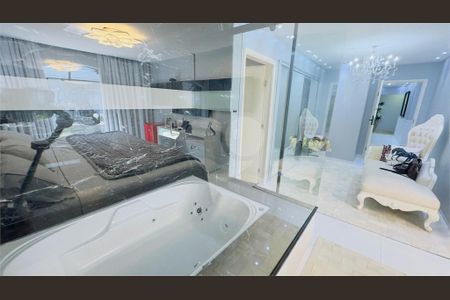 Casa à venda com 4 quartos, 500m² em Jardim Santa Helena, São Paulo