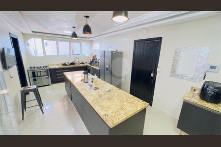 Casa à venda com 4 quartos, 500m² em Jardim Santa Helena, São Paulo