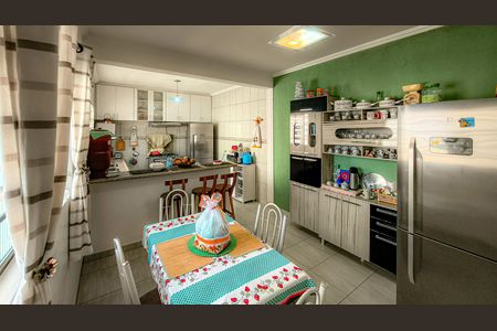 Casa à venda com 900m², 3 quartos e 4 vagas Casa à venda com 900m², 3 quartos e 4 vagasCozinha