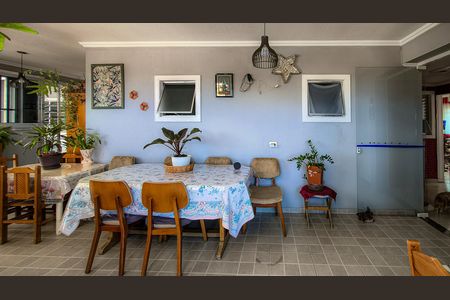 Casa à venda com 900m², 3 quartos e 4 vagas Casa à venda com 900m², 3 quartos e 4 vagasVaranda