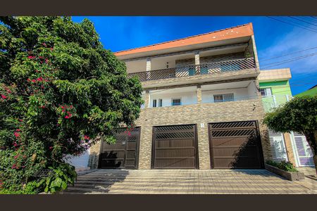 Casa à venda com 900m², 3 quartos e 4 vagas Casa à venda com 900m², 3 quartos e 4 vagasFachada