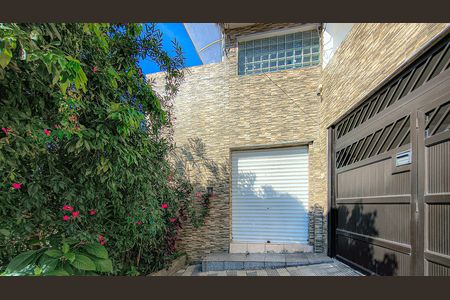 Casa à venda com 900m², 3 quartos e 4 vagas Casa à venda com 900m², 3 quartos e 4 vagasFachada