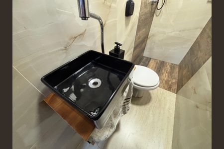 Casa à venda com 100m², 2 quartos e 2 vagasBanheiro 1