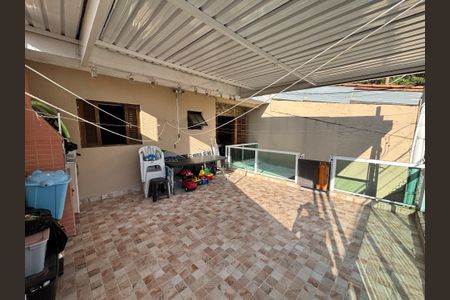 Casa à venda com 100m², 2 quartos e 2 vagasQuintal